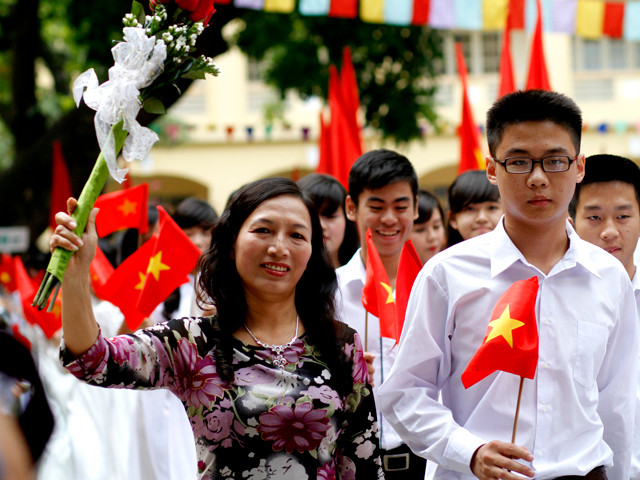 Một thế hệ học trò mới lại đến với những người thầy người cô trường THPT Việt Đức. Một thế hệ học trò mới lại đến với những người thầy người cô trường THPT Việt Đức