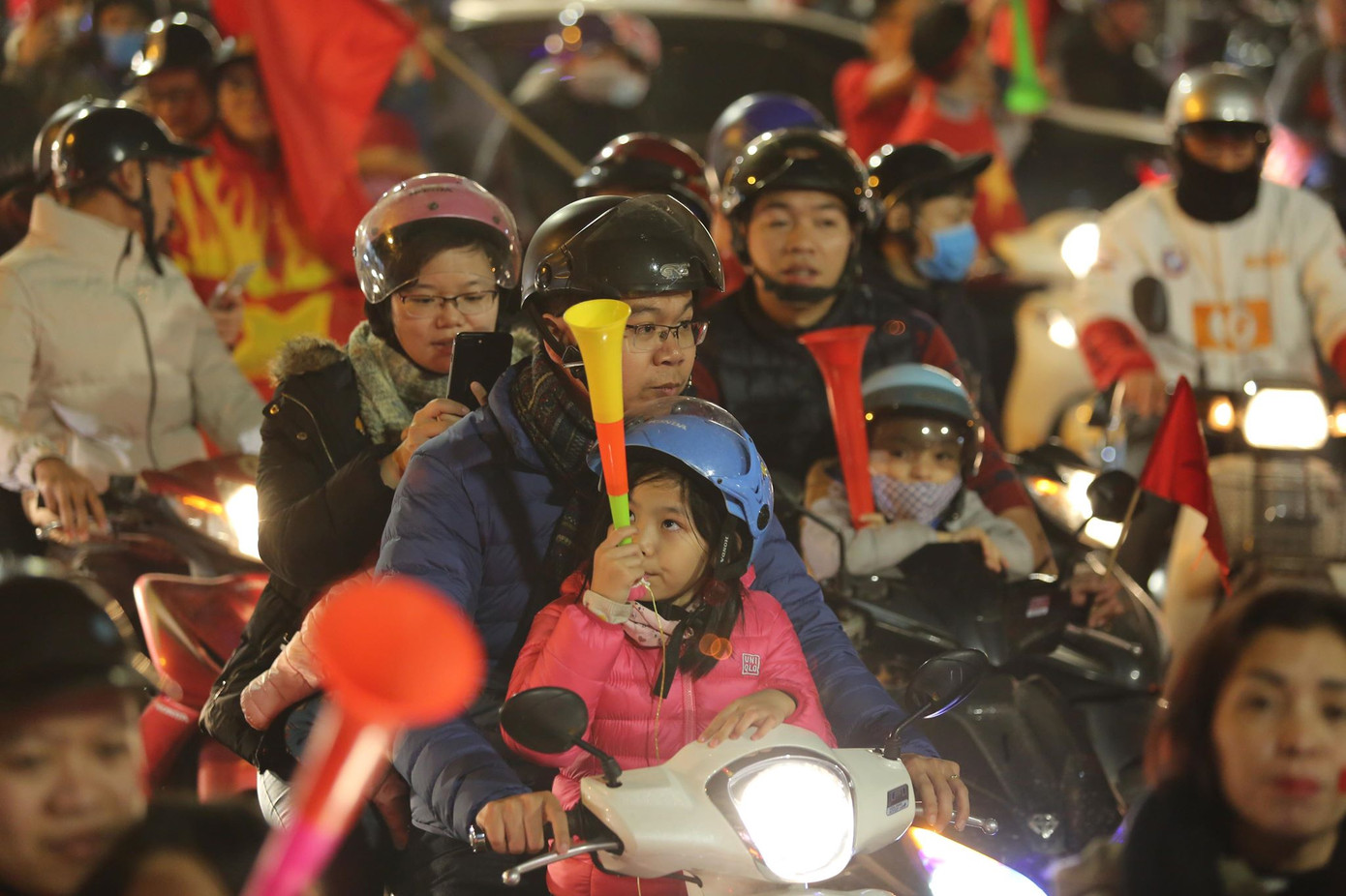 CĐV cả nước xuống đường mừng đội tuyển Việt Nam ảnh 24