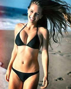 Siêu mẫu 9x Dylan Penn mặc áo tắm gợi cảm, dắt chó dạo biển ảnh 9