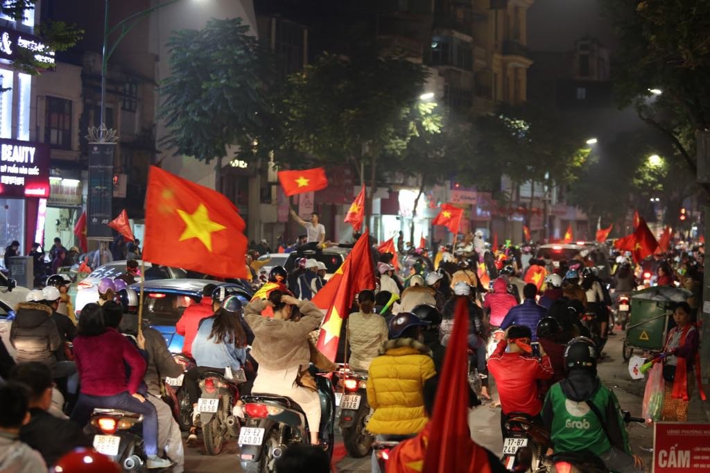CĐV cả nước xuống đường mừng đội tuyển Việt Nam ảnh 26