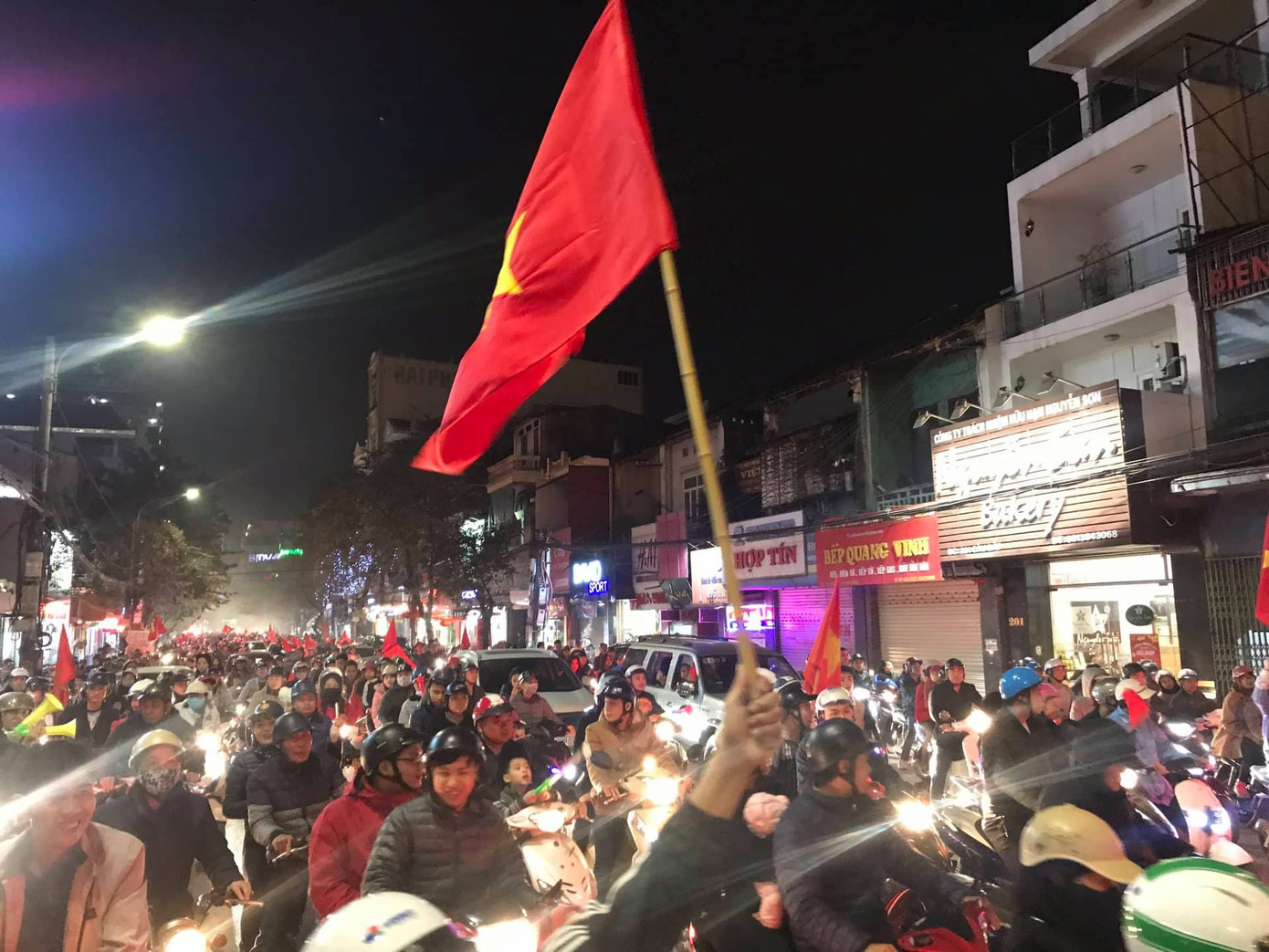 CĐV cả nước xuống đường mừng đội tuyển Việt Nam ảnh 37