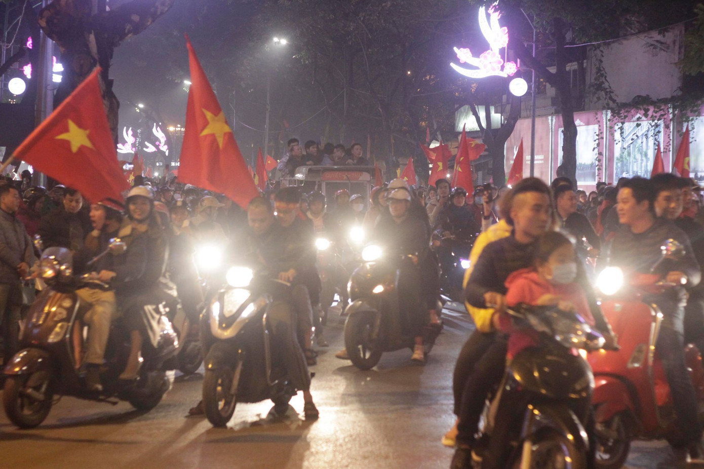 CĐV cả nước xuống đường mừng đội tuyển Việt Nam ảnh 29