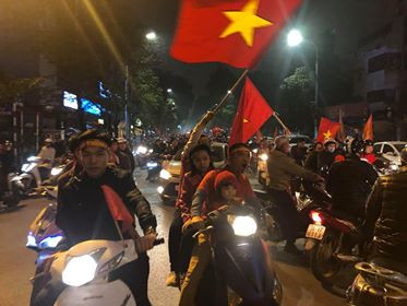 CĐV cả nước xuống đường mừng đội tuyển Việt Nam ảnh 33