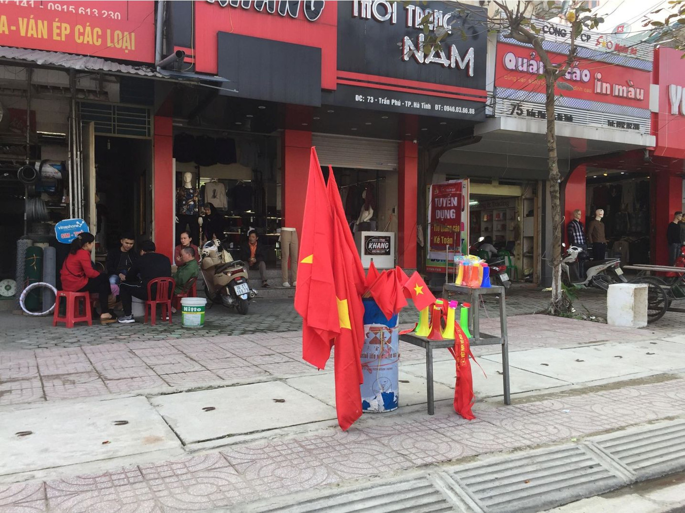 'Đại gia' đeo hàng chục kg vàng cổ vũ tuyển Việt Nam ảnh 29