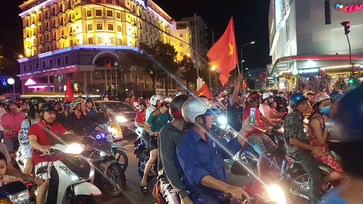 CĐV cả nước xuống đường mừng đội tuyển Việt Nam ảnh 21