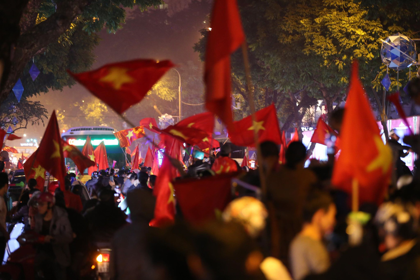 CĐV cả nước xuống đường mừng đội tuyển Việt Nam ảnh 19