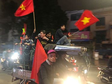 CĐV cả nước xuống đường mừng đội tuyển Việt Nam ảnh 32