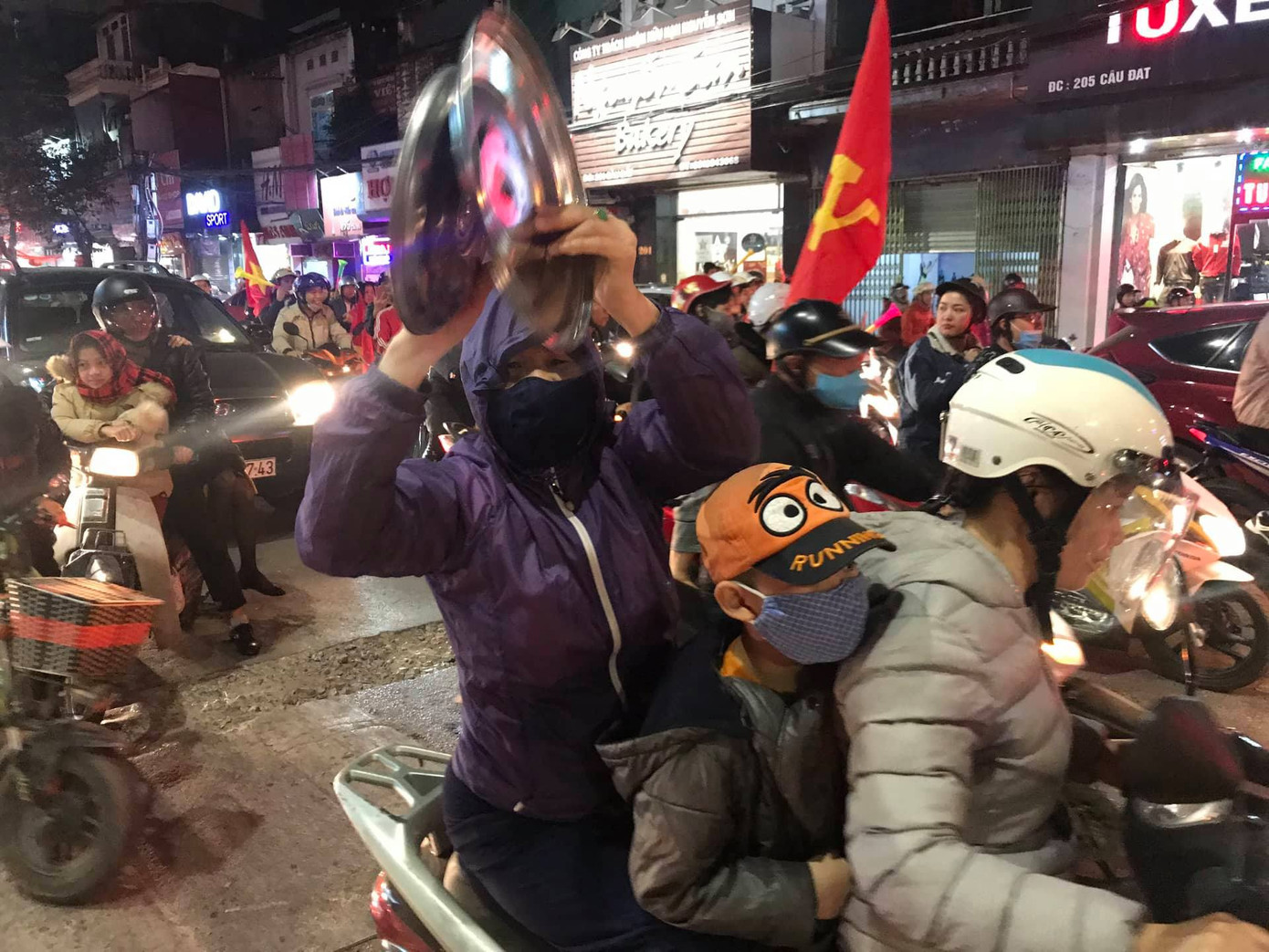 CĐV cả nước xuống đường mừng đội tuyển Việt Nam ảnh 38