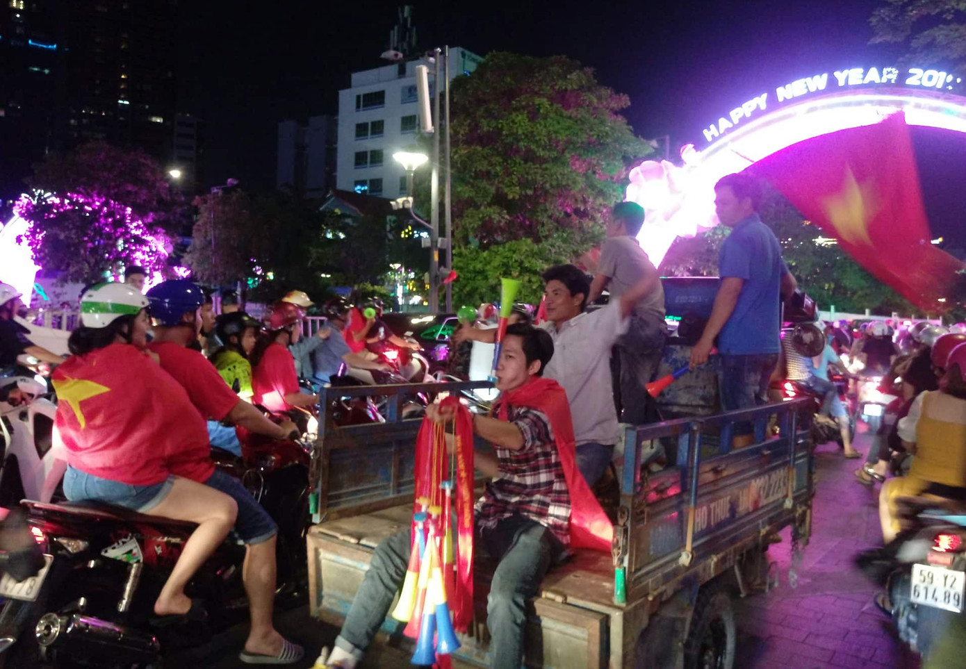 CĐV cả nước xuống đường mừng đội tuyển Việt Nam ảnh 14