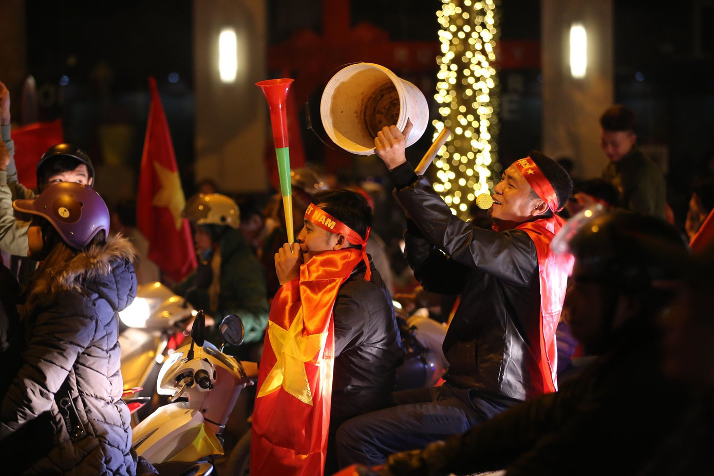 CĐV cả nước xuống đường mừng đội tuyển Việt Nam ảnh 17