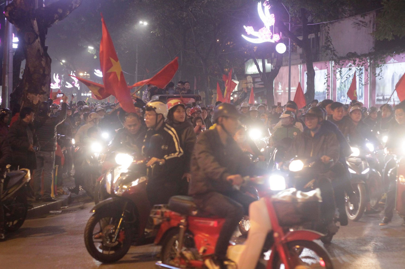 CĐV cả nước xuống đường mừng đội tuyển Việt Nam ảnh 30