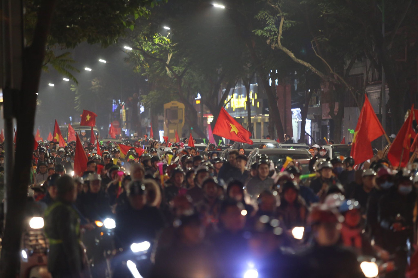 CĐV cả nước xuống đường mừng đội tuyển Việt Nam ảnh 27