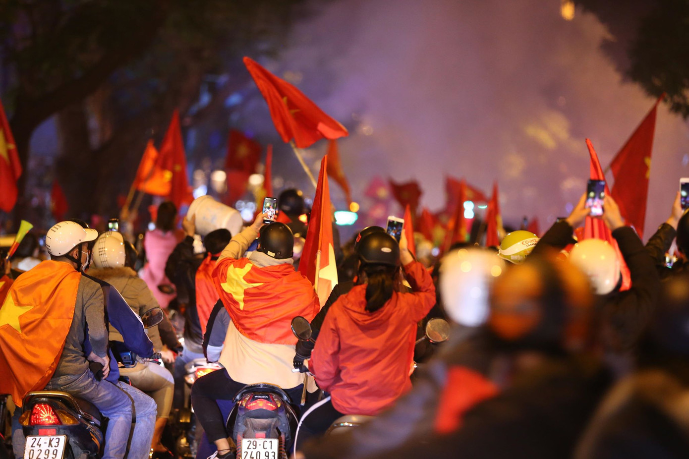 CĐV cả nước xuống đường mừng đội tuyển Việt Nam ảnh 18