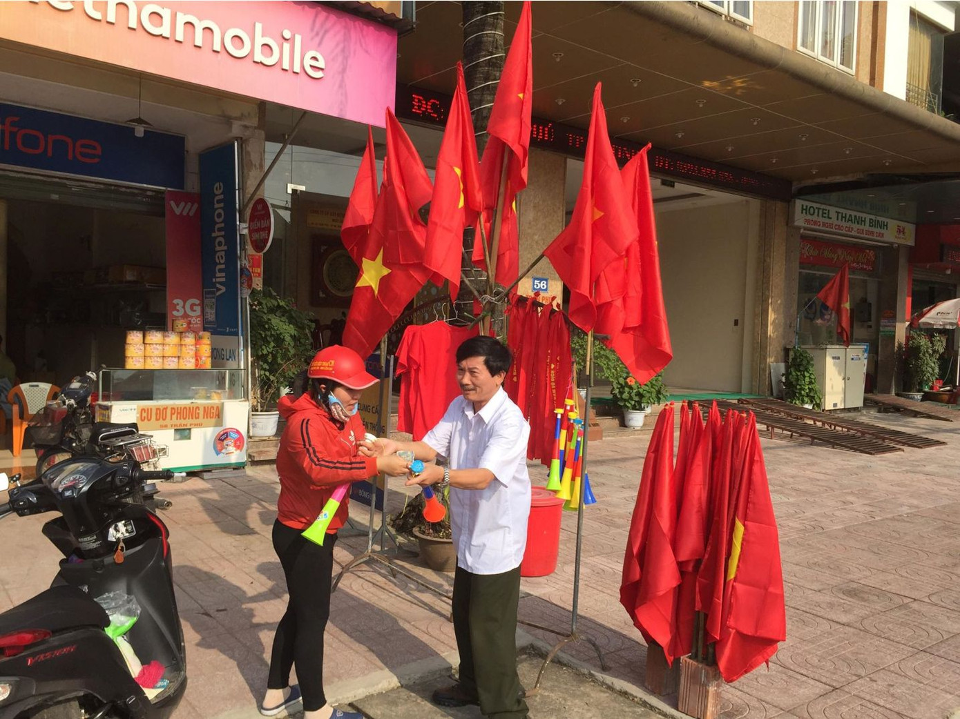 'Đại gia' đeo hàng chục kg vàng cổ vũ tuyển Việt Nam ảnh 30