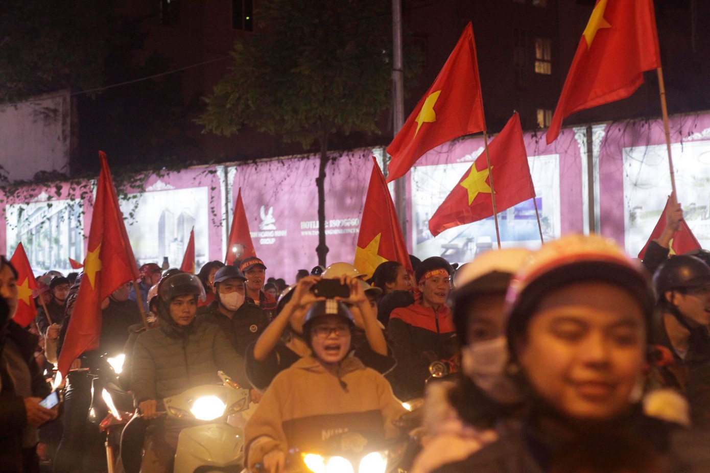 CĐV cả nước xuống đường mừng đội tuyển Việt Nam ảnh 31