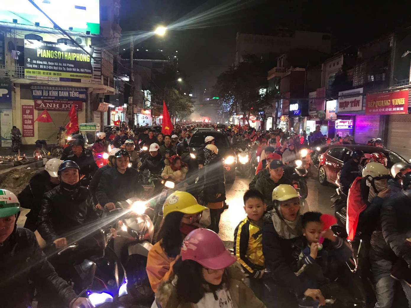 CĐV cả nước xuống đường mừng đội tuyển Việt Nam ảnh 39