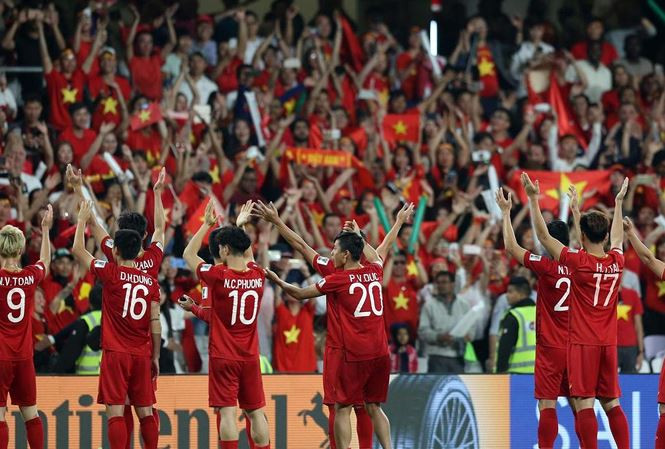 'Đại gia' đeo hàng chục kg vàng cổ vũ tuyển Việt Nam ảnh 36