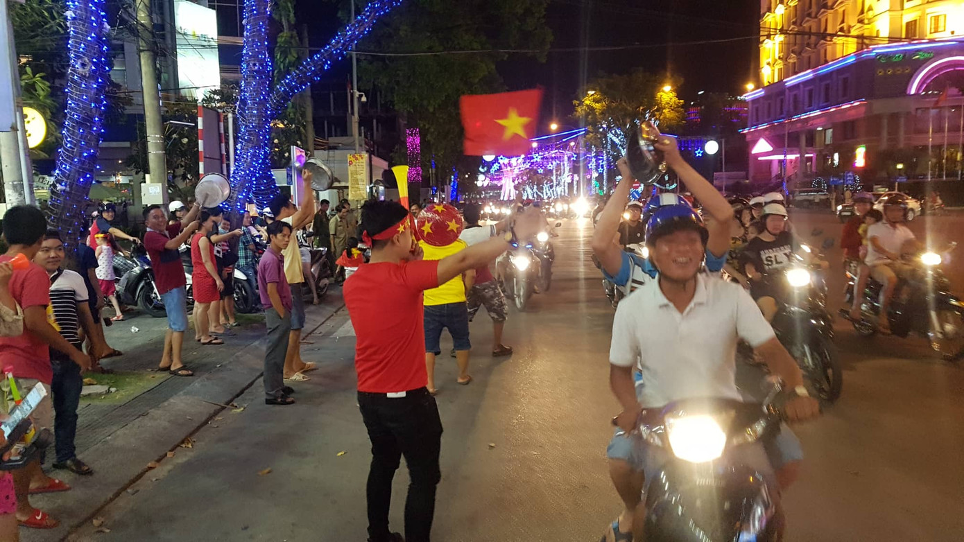 CĐV cả nước xuống đường mừng đội tuyển Việt Nam ảnh 22