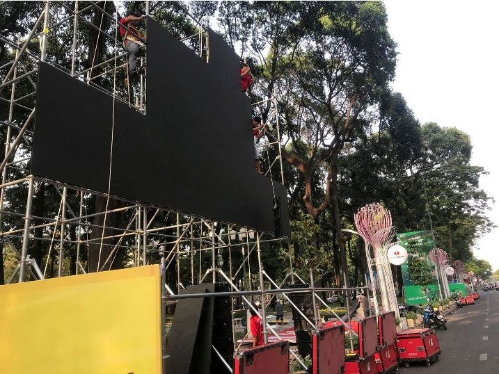 'Đại gia' đeo hàng chục kg vàng cổ vũ tuyển Việt Nam ảnh 15