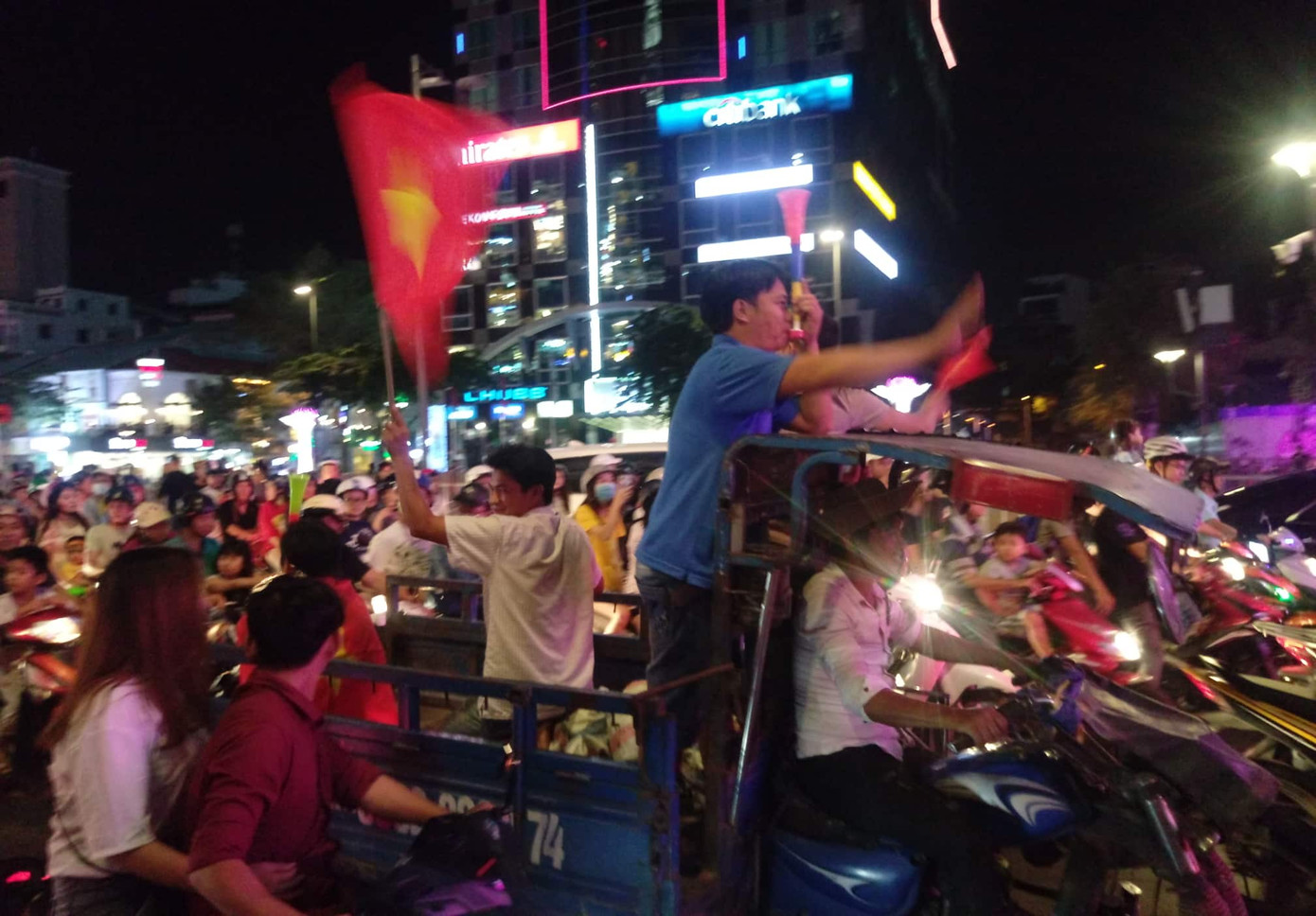 CĐV cả nước xuống đường mừng đội tuyển Việt Nam ảnh 15