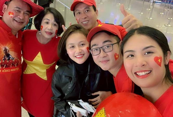 'Đại gia' đeo hàng chục kg vàng cổ vũ tuyển Việt Nam ảnh 33