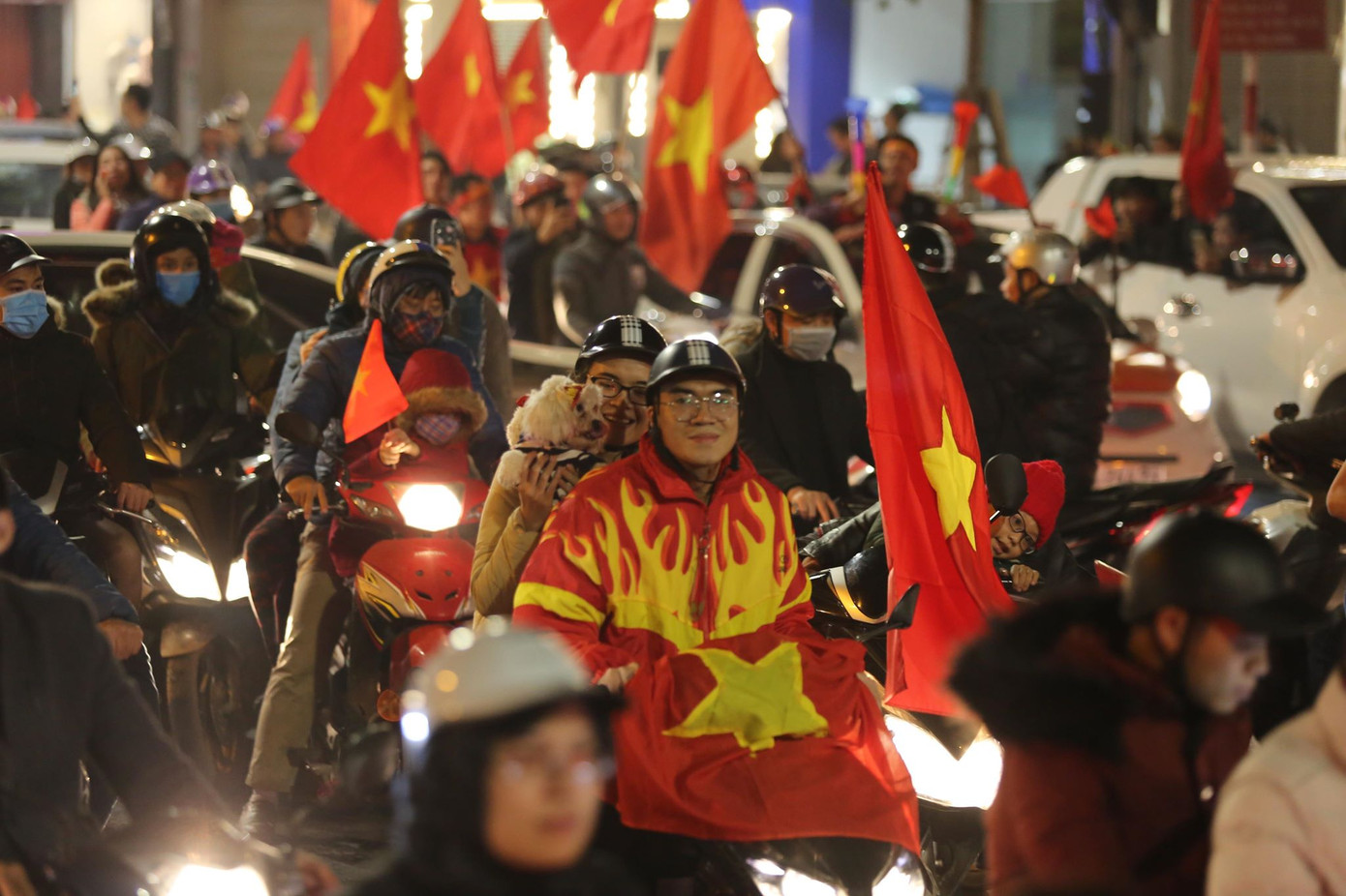 CĐV cả nước xuống đường mừng đội tuyển Việt Nam ảnh 25