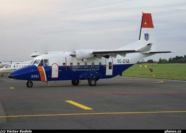 C-212-400 dài 16,2m, cao 6,2m, sải cánh 20,28m, trọng lượng cất cánh tối đa 7,7 tấn. Máy bay có khả năng chở 24 lính hoặc 2,7 tấn hàng hóa