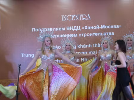 Các nghệ sĩ Nga biểu diễn mừng Trung tâm khai trương