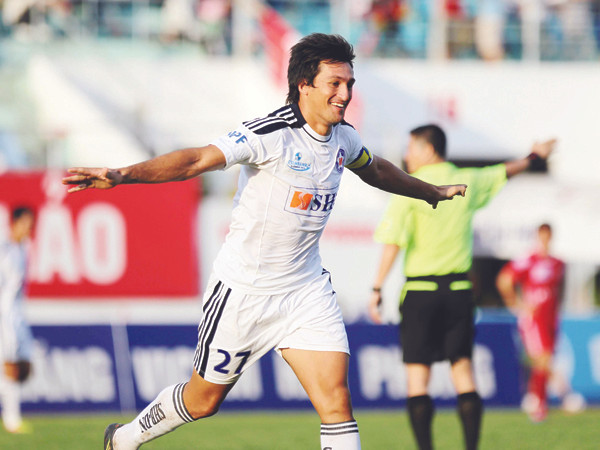 Merlo lập hat-trick mang lại chiến thắng cho SHB Đà Nẵng trên sân Lạch Tray Ảnh: VSI