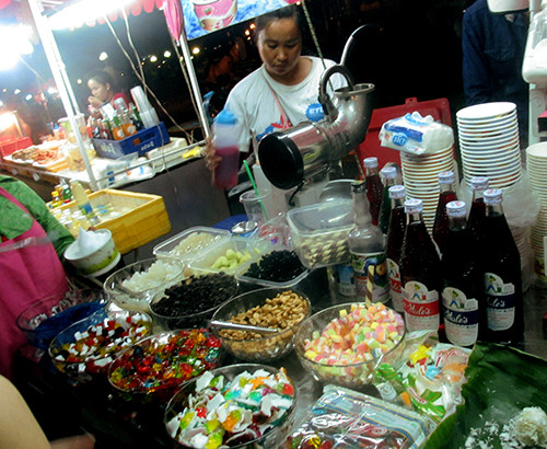 Một quán cóc với những thức uống đầy màu sắc bên dòng Mekong