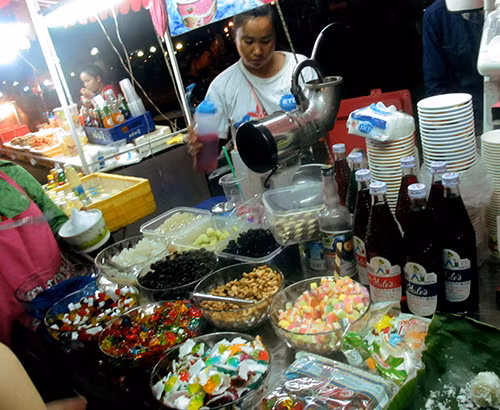 Một quán cóc với những thức uống đầy màu sắc bên dòng Mekong