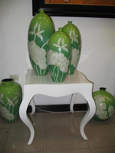 Màu sắc mạnh, họa tiết tinh xảo, tôn vẻ đẹp của những chiếc bình gốm đơn sơ. Ảnh: H.T