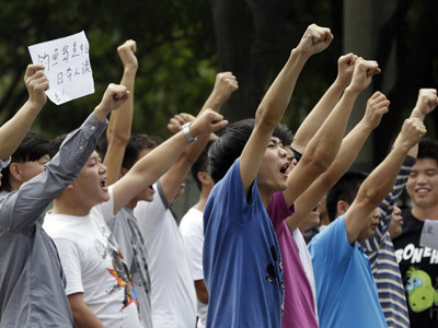 Người Trung Quốc phản đối Nhật Bản bên ngoài tòa Đại sứ quán Nhật Bản ở Bắc Kinh. Ảnh: AP