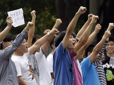 Người Trung Quốc phản đối Nhật Bản bên ngoài tòa Đại sứ quán Nhật Bản ở Bắc Kinh. Ảnh: AP. Người Trung Quốc phản đối Nhật Bản bên ngoài tòa Đại sứ quán Nhật Bản ở Bắc Kinh. Ảnh: AP