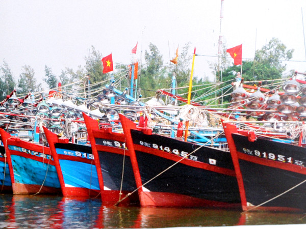 Tàu cá nằm bờ vì thiếu vốn. Ảnh: Nguyễn Huy