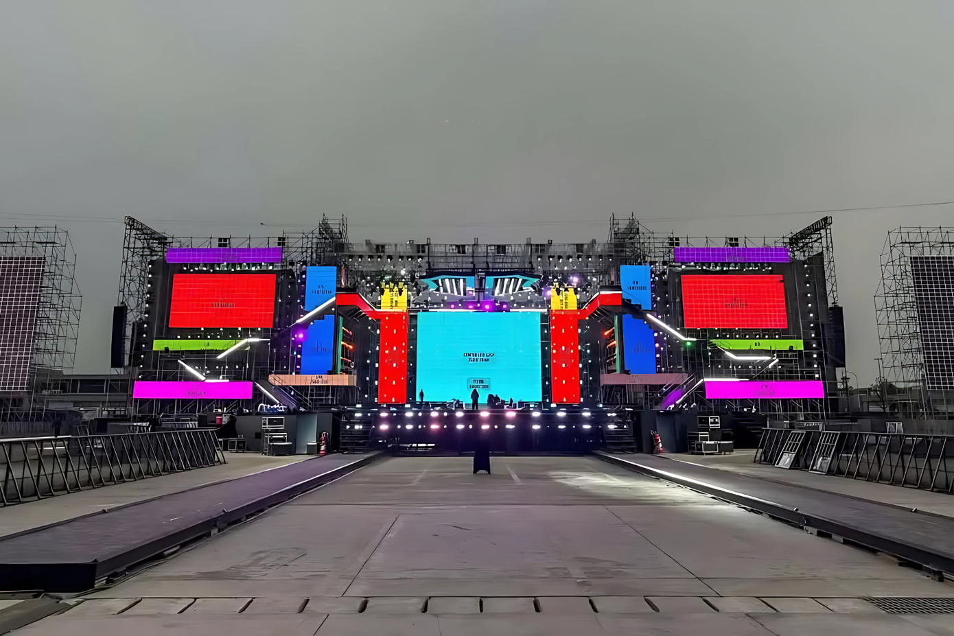 Có fan để lại bình luận "cái sân khấu nó uy nghiêm mà nó bề thế mà nó đã con mắt". - Ảnh: Internet. Có fan để lại bình luận "cái sân khấu nó uy nghiêm mà nó bề thế mà nó đã con mắt". - Ảnh: Internet.