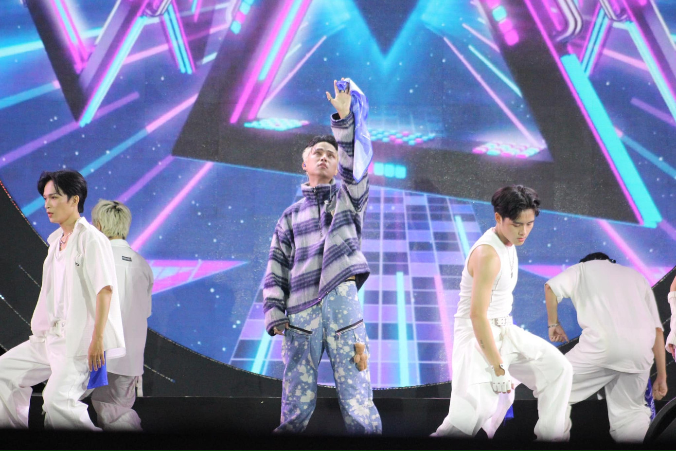 Giọng ca Cứ Để Anh đang cố gắng cải thiện về kỹ năng ca hát và biểu diễn trong thời gian tới.