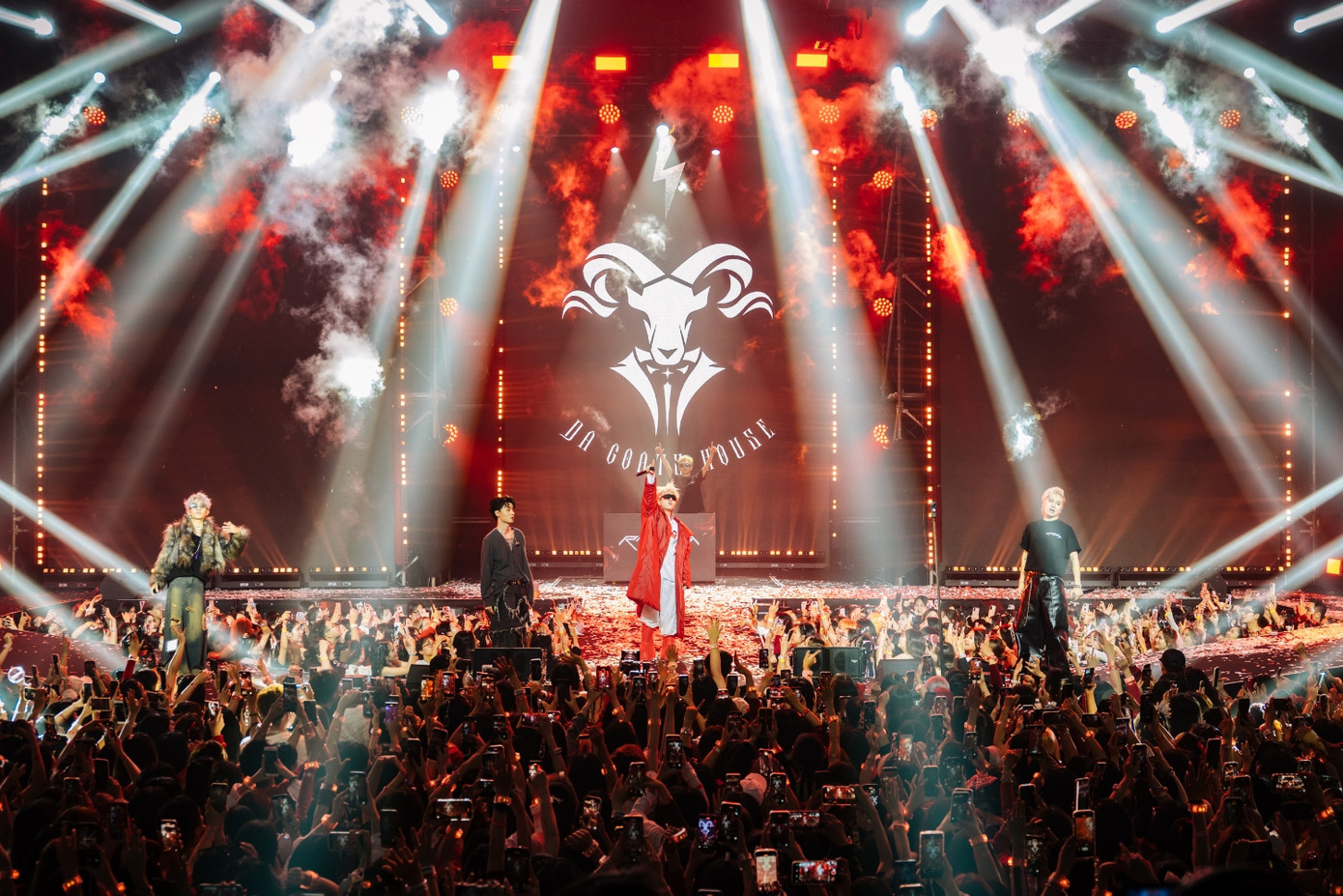 RHYDER cũng thực hiện được việc đem tổ đội DG HOUSE đứng trên sân khấu. RHYDER cũng chia sẻ: &quot;Sẽ có một ngày anh em chúng mình đứng trên một sân khấu hoàn chỉnh&quot;.