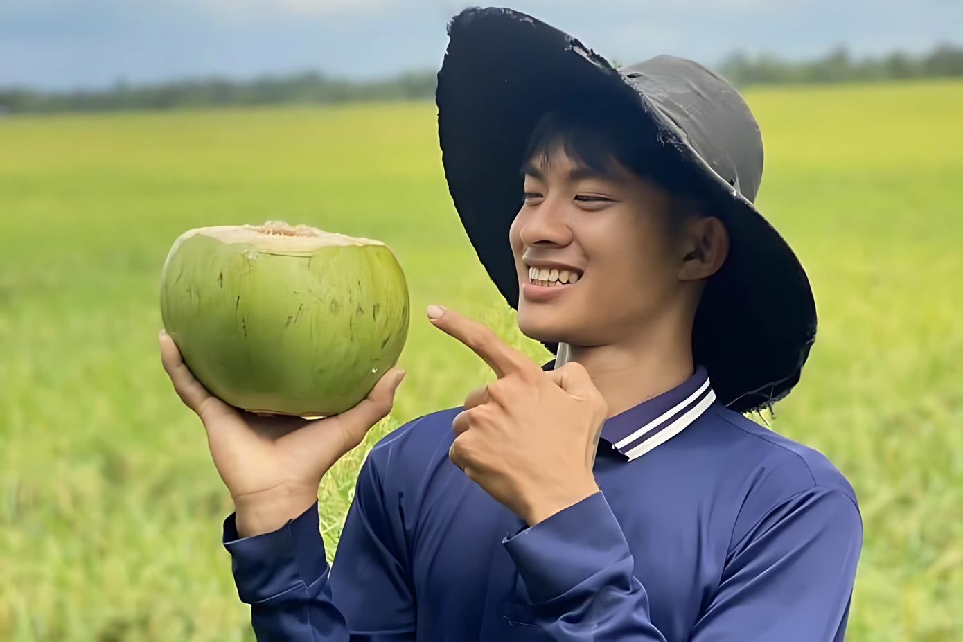 Lê Tuấn Khang được khán giả yêu mến qua những clip về xóm làng và hình ảnh mộc mạc.