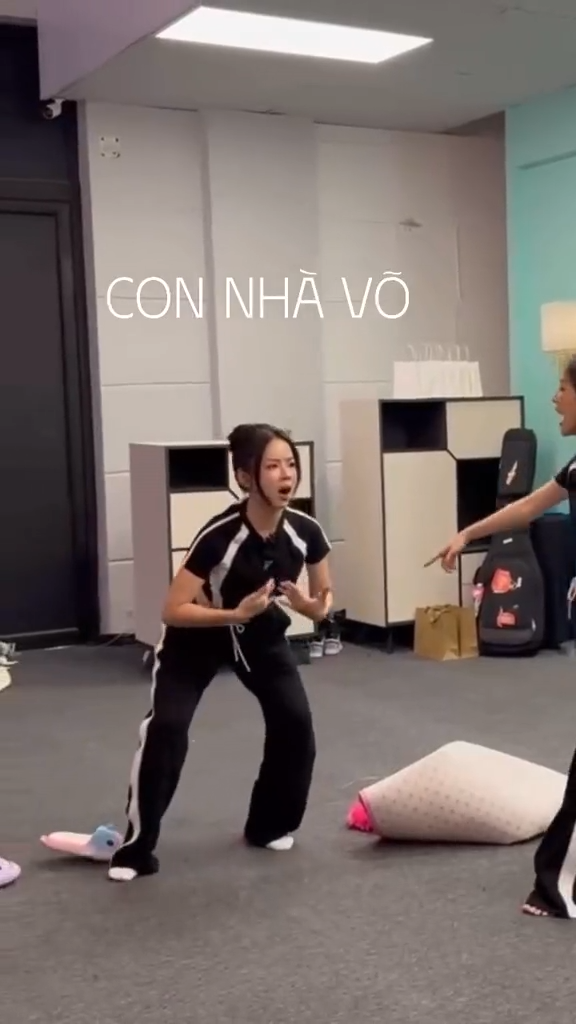 "Mầm non giải trí" Mie khiến khán giả thích thu qua màn tương tác cùng các chị đẹp. Nguồn: @van11101990