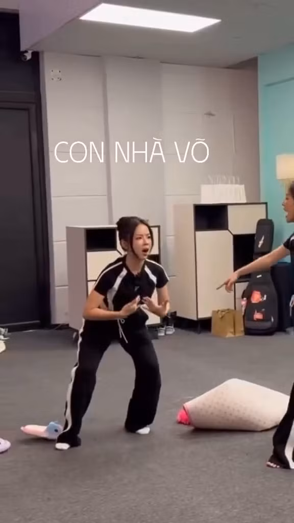 "Mầm non giải trí" Mie khiến khán giả thích thu qua màn tương tác cùng các chị đẹp. Nguồn: @van11101990