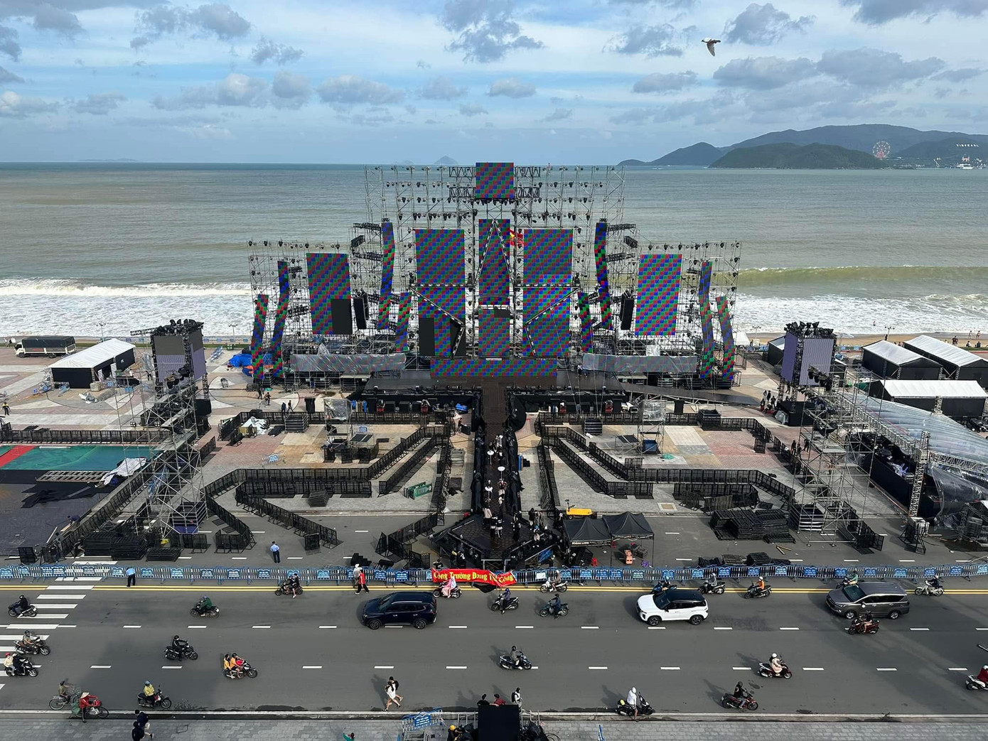 Hình ảnh sân khấu của Heineken Countdown 2025 khiến nhiều người trầm trồ. Sự kiện sẽ diễn ra vào ngày 31/12 tại Quảng trường 2/4, TP. Nha Trang, với sự góp mặt của DJ quốc tế Alan Walker và những màn collab "đỉnh chóp" từ Tóc Tiên, Karik, Quang Hùng MasterD, HURRYKNG. - Ảnh: Tưởng Phạm.