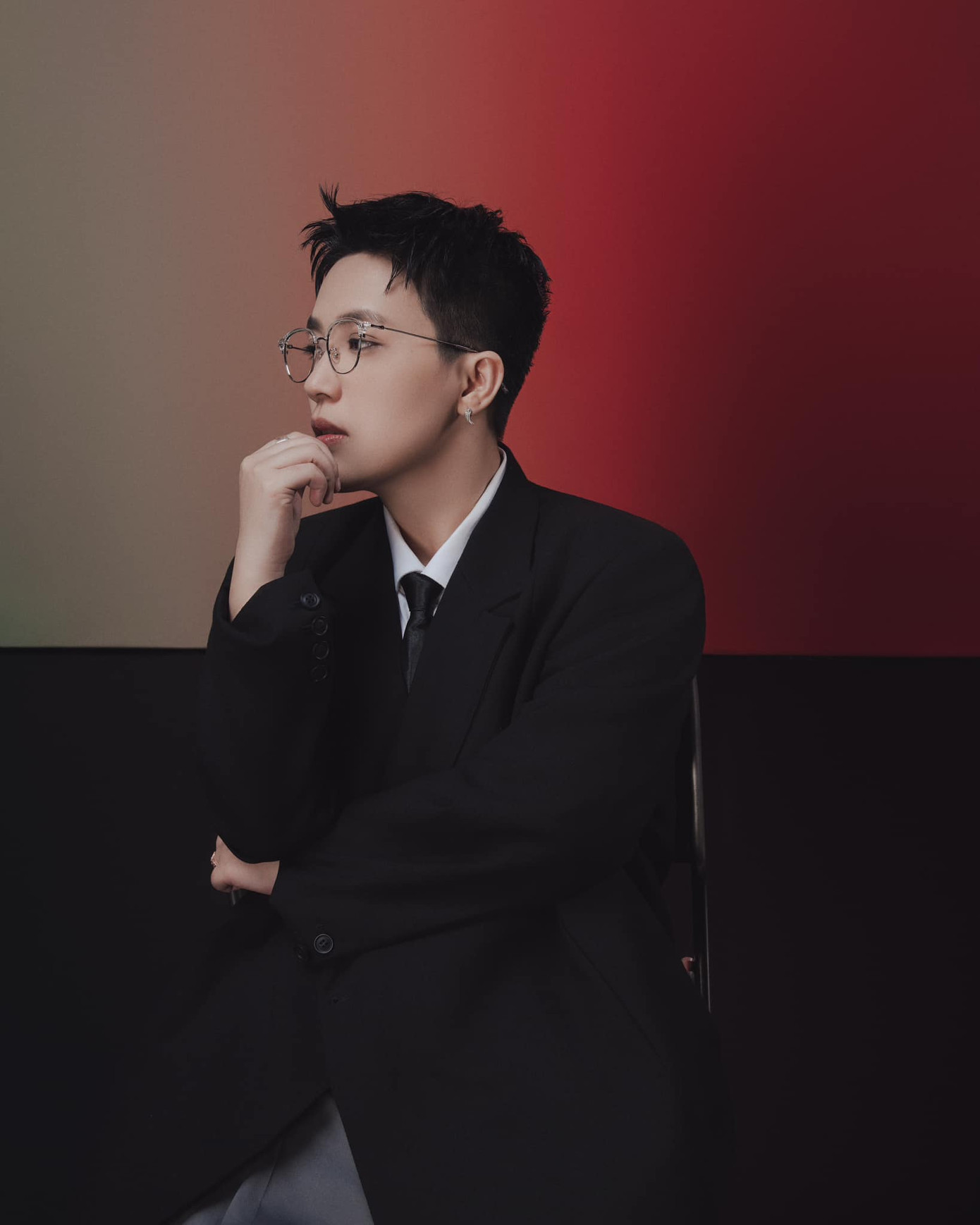 Chia sẻ với Hoa Học Trò Online, Ánh Sáng AZA cho biết Kai Đinh là người có tính cách dễ chịu và đặc biệt giỏi trong việc truyền đạt ý tưởng và cả trong nghệ thuật. Cô nàng bày tỏ mong muốn học hỏi thêm nhiều từ đàn anh để phát triển sự nghiệp của mình. - Ảnh: FBNV.