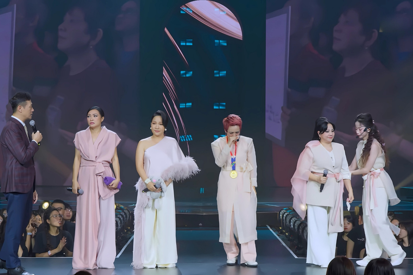 Hành động tinh tế của &quot;chị đẹp&quot; Châu Tuyết Vân được khán giả ủng hộ.