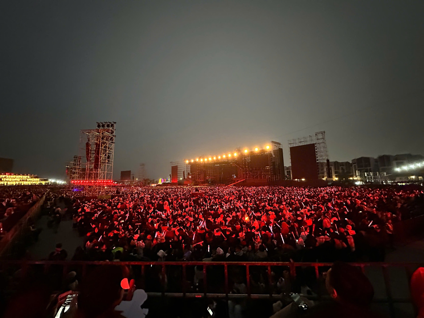 Hình ảnh bên trong sân khấu cho thấy "nhiệt" từ chương trình đang nóng lên. - Ảnh: HHTO. Hình ảnh bên trong sân khấu cho thấy "nhiệt" từ chương trình đang nóng lên. - Ảnh: HHTO.