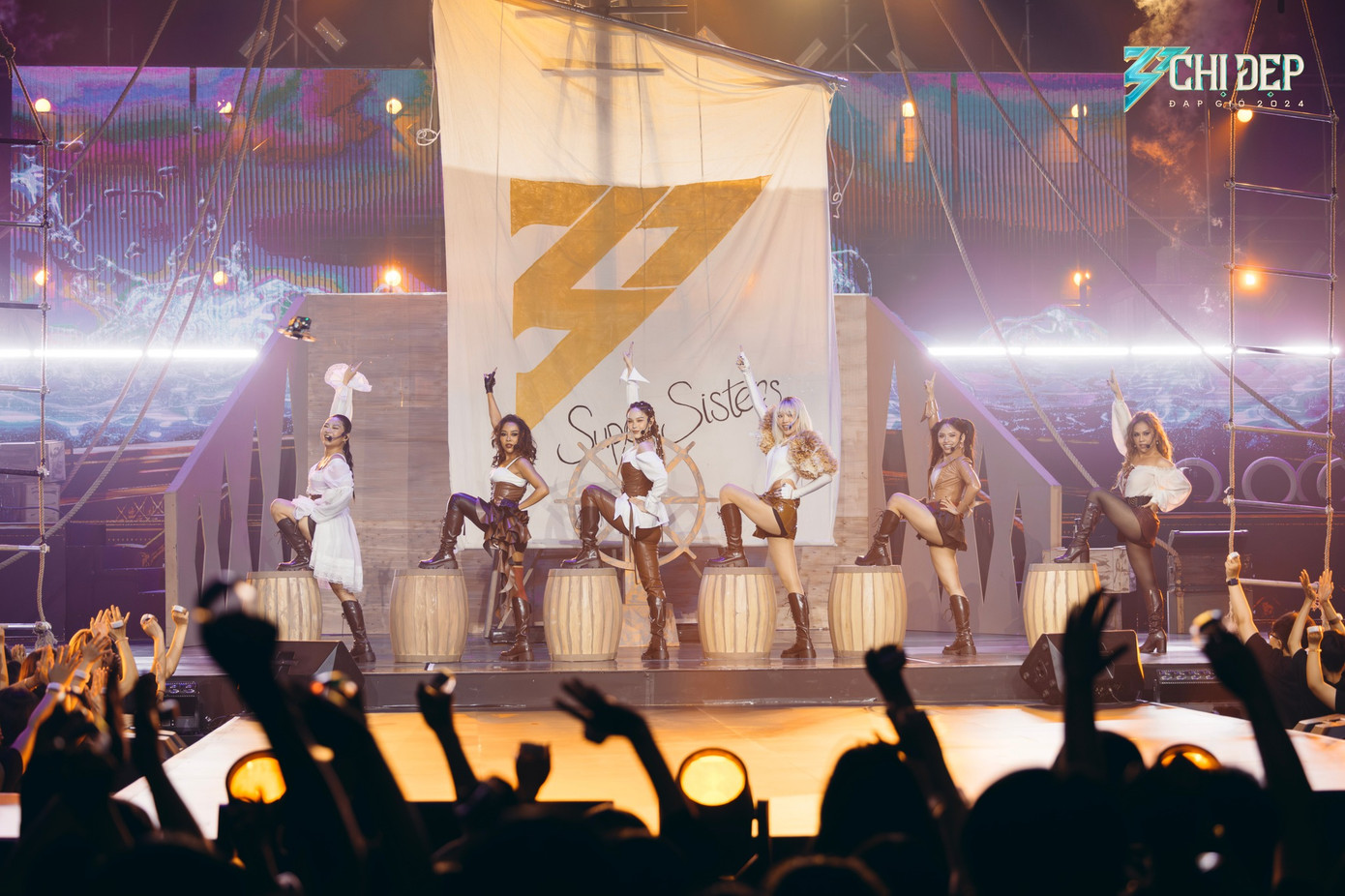 Mộng Hóa được xem là tiết mục khiến các Gió Em đồng loạt "quay xe" vì quá đỉnh trong Công diễn 4 Chị Đẹp Đạp Gió 2024. Mộng Hóa được xem là tiết mục khiến các Gió Em đồng loạt "quay xe" vì quá đỉnh trong Công diễn 4 Chị Đẹp Đạp Gió 2024.