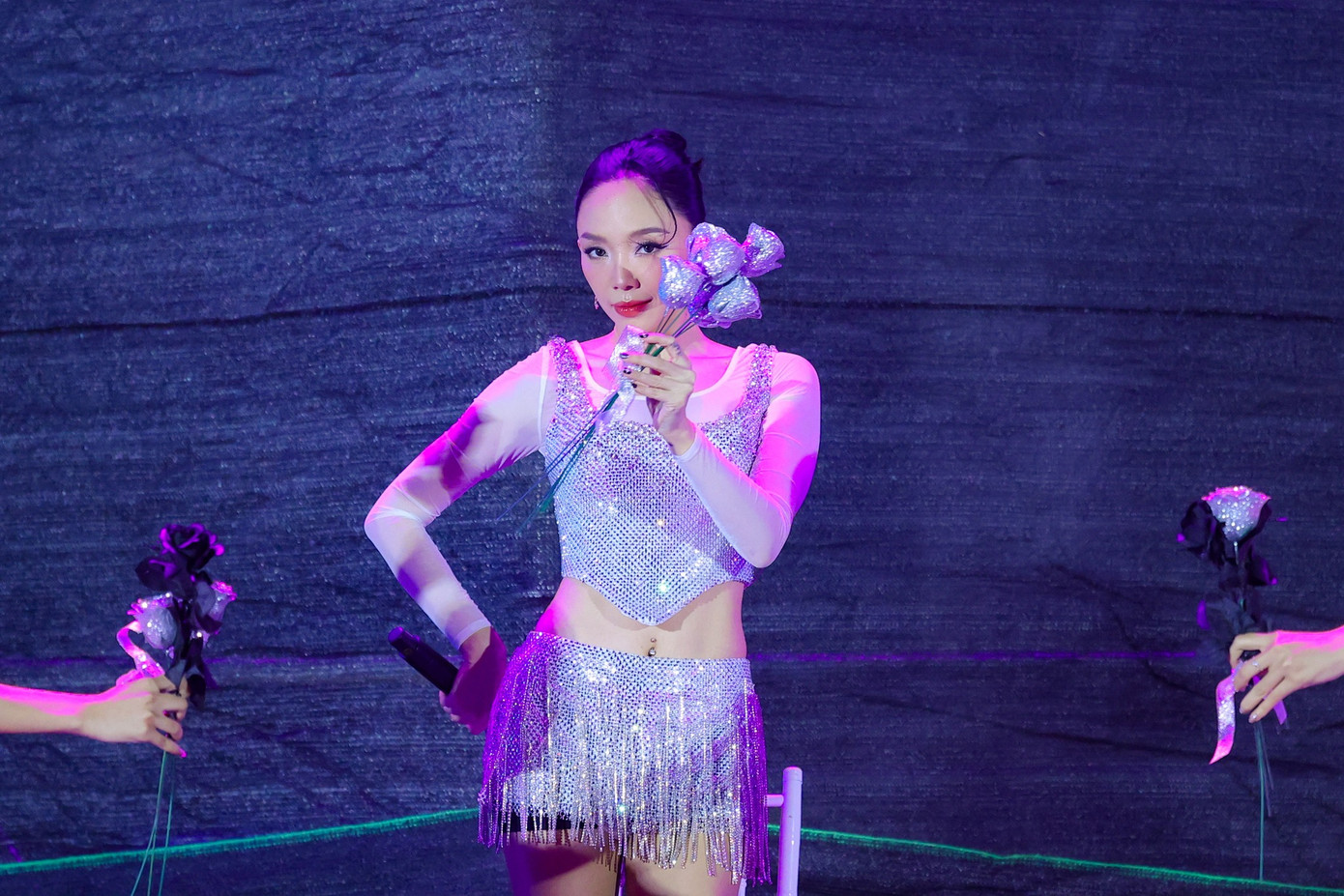 Hình ảnh Tóc Tiên trong đêm diễn 23/11. - Ảnh: Fanpage Vincom. Hình ảnh Tóc Tiên trong đêm diễn 23/11. - Ảnh: Fanpage Vincom.