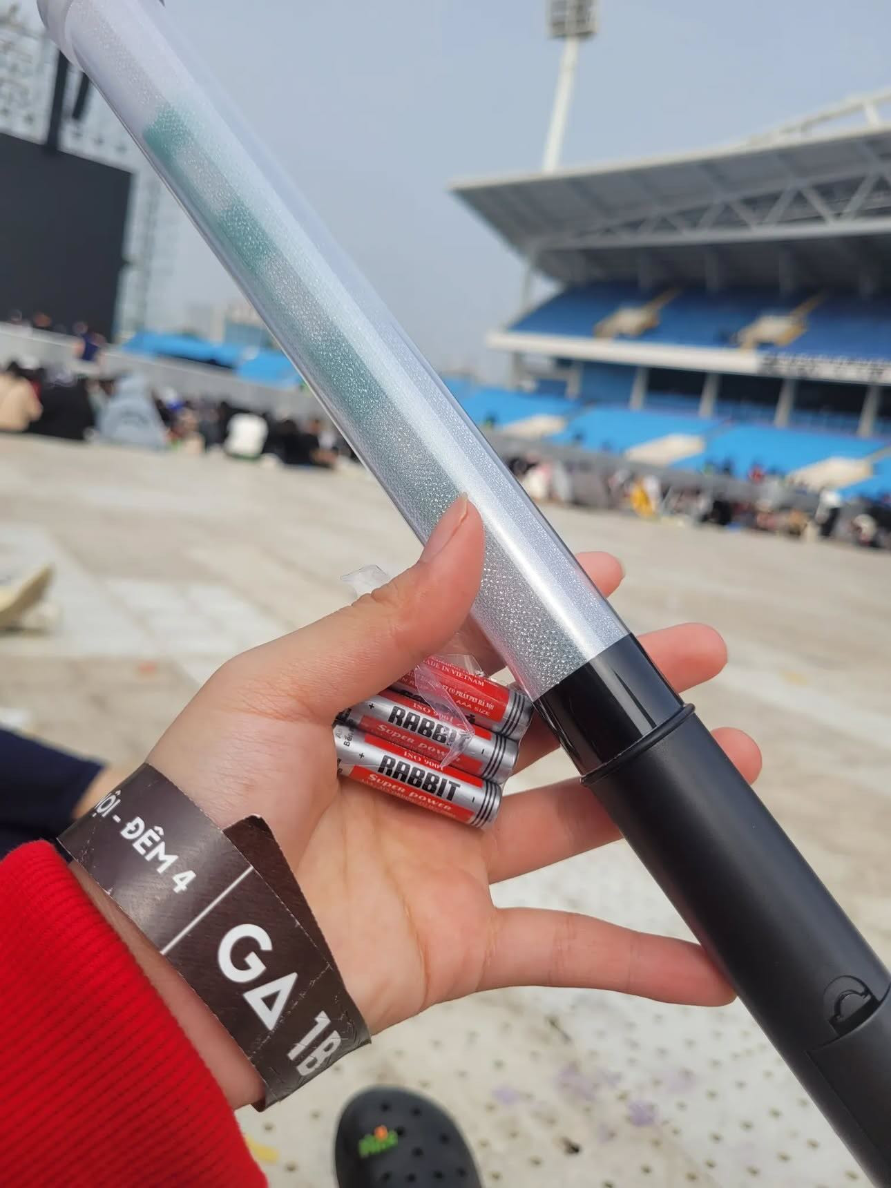 Theo nhiều người chia sẻ, chương trình "dí" pin cho khán giả đảm bảo nguồn năng lượng cho lightstick. - Ảnh: sayhi.neversaygoodbye. Theo nhiều người chia sẻ, chương trình "dí" pin cho khán giả đảm bảo nguồn năng lượng cho lightstick. - Ảnh: sayhi.neversaygoodbye.