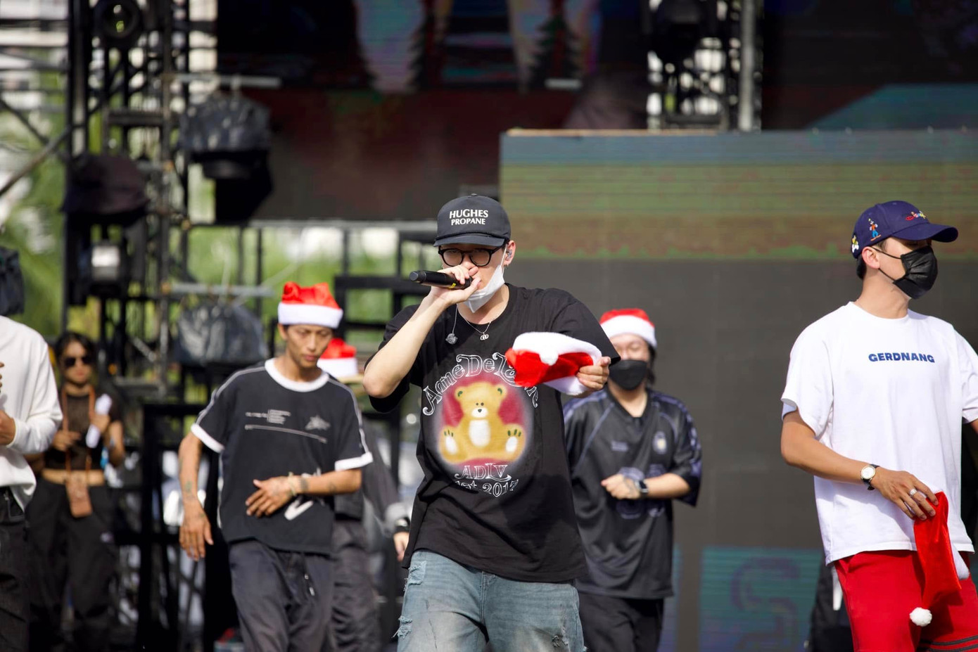 "Thầy giáo Gia Hào" với chiếc mũ ông già Noel khiến fan thích thú. "Thầy giáo Gia Hào" với chiếc mũ ông già Noel khiến fan thích thú.