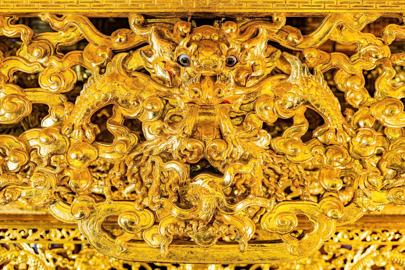 Từng đường nét được điêu khắc tinh xảo của Bửu Tán thể hiện sự trang trọng.